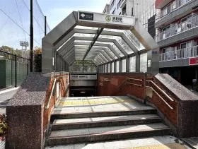A1出入口から地上に出る