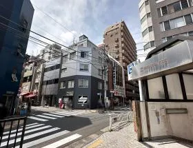 地上に出たらそのまま直進し、通り（金座通り）へ向かう