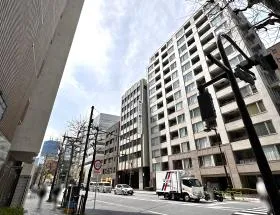 通り（金座通り）に出たら清洲橋通り方面へ直進する