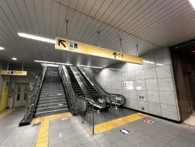出入口1を目指す