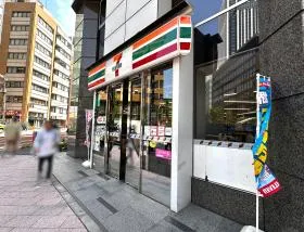 セブンイレブンを通過し、右に進めば当ビル着