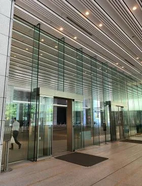 経団連会館ビルの外観