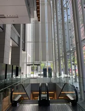 経団連会館ビルの外観
