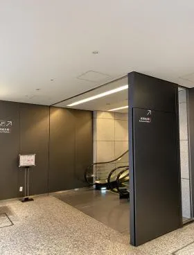 経団連会館ビルの外観