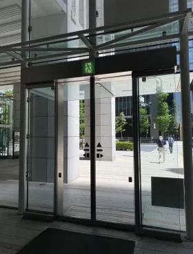 経団連会館ビルの外観