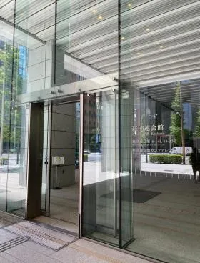 経団連会館ビルの外観