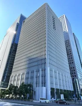 経団連会館ビルの外観