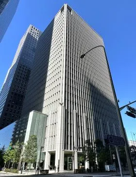 経団連会館ビルの外観