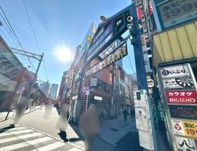西口に出たら左に進む（右側に商店街などがある）