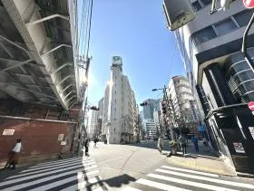 交差点が現れるので右に進めば当ビル着