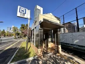 エレベーター口から地上に出たら、すぐ近くの細い道に入る（右に曲がる）