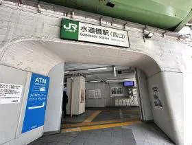 西口から出て左に進む
