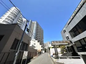 首都高速がある通りまで直進する