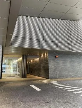 フロンティア新宿タワー(旧TSI新宿タワー)ビルの外観
