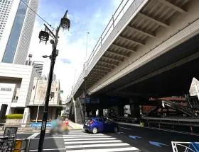 地上に出たら甲州街道沿いを直進する（新宿駅方面）