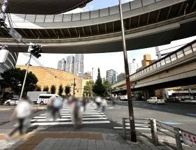 横断歩道を渡る