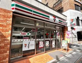 セブンイレブンを通過、もう少し直進すれば当ビル着