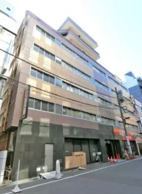 朝風染常共同ビルの外観