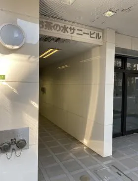 お茶の水サニービルの外観
