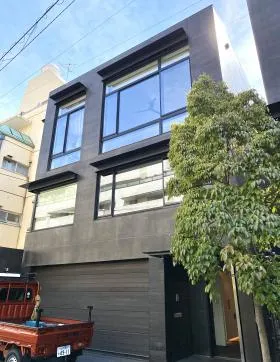 エミネンスA棟ビルの外観