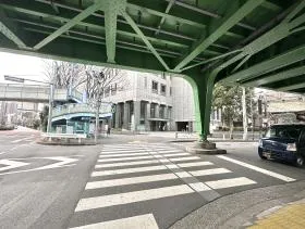 駅前の横断歩道を渡り、右に曲がる