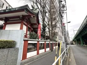 神社（三崎稲荷神社）を通過し、細い道に突き当たるまで直進する