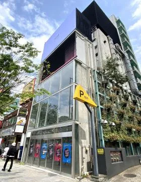 青山フェイスの外観