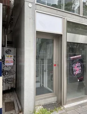 青山フェイスの外観