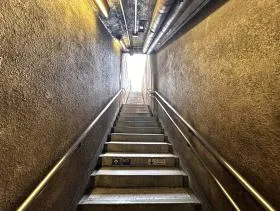 出入口6を目指す（階段から上がる）
