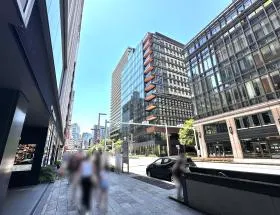 地上に出たら中央通り沿いを少し直進する（銀座方面）
