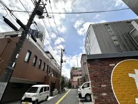 A YOTSUYAビルの外観