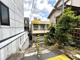 A YOTSUYAビルの外観