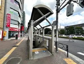 出入口2から地上に出て、外堀通り沿いを直進する（市ヶ谷方面）