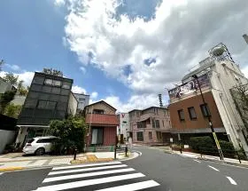 反対側に渡り細い道（右側）へ入れば当ビル着
