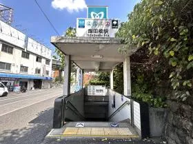 地上に出て出入口の奥に進めば当ビル着