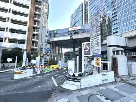 日比谷通りに出たら右に進み、神田橋（首都高速）を通過して直進すれば当ビル着