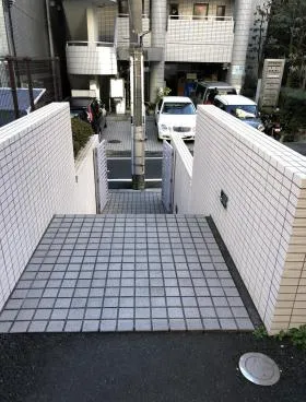 麹町中労基協ビルの外観