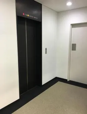 西新宿松屋ビルの外観
