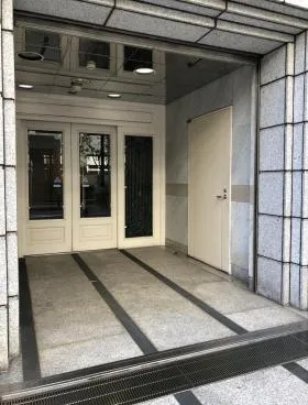 TUGビルの外観