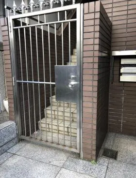TUGビルの外観