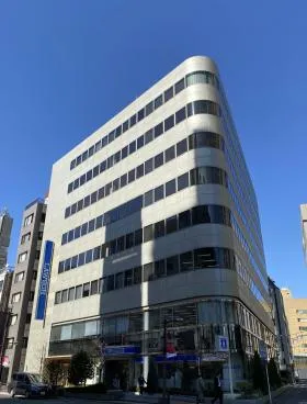 飯田橋駅東口(こころとからだの元氣プラザ)ビルの外観