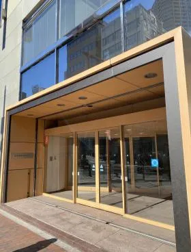 飯田橋駅東口(こころとからだの元氣プラザ)ビルの外観