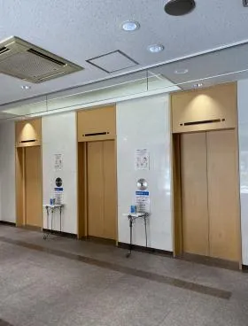 飯田橋駅東口(こころとからだの元氣プラザ)ビルの外観