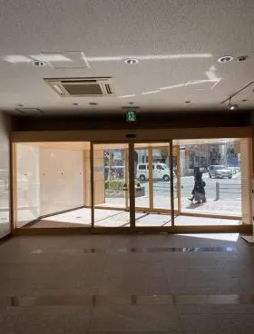 飯田橋駅東口(こころとからだの元氣プラザ)ビルの外観