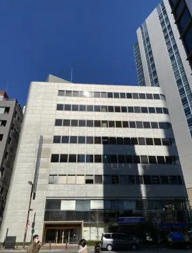 飯田橋駅東口(こころとからだの元氣プラザ)ビルの外観