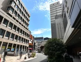 西口を出たら右側へ突き当るまで進む
