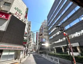 セブンイレブンを通過し、横断歩道まで向かう