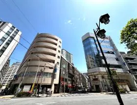 横断歩道で反対側に渡り、細い道に入り直進すれば当ビル着