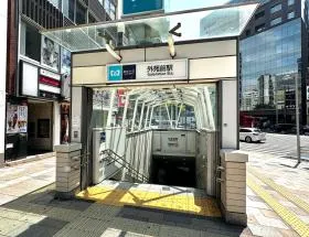 出入口3から地上に出る