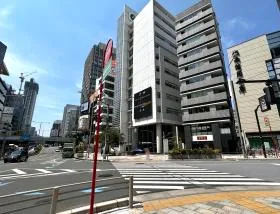 出入口前の横断歩道を渡り、青山通り沿いを直進する（渋谷駅方面）